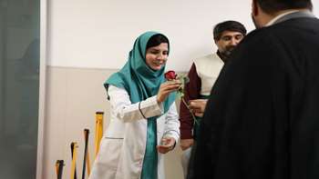 حضور خادم‌یاران حرم رضوی در بیمارستان سرطان برکت و تجلیل از پرستاران