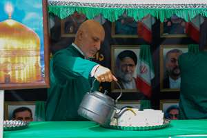 پنجره فولاد در قاب بیمارستان برکت؛ گزارشی از حال و هوای چایخانه رضوی